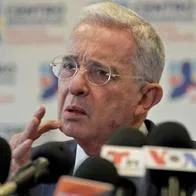 Foto de Álvaro Uribe, en nota de que el expresidente mostró crocs especiales, pero pidió cambio por particularidad de sus pies