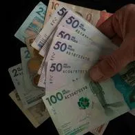 Foto de billetes colombianos, por cuota alimentaria de niños