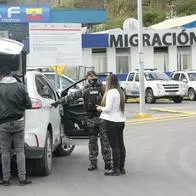 Agentes de migración en la frontera entre Colombia y Ecuador.