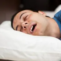 Imagen de persona soñando para retratar a ladrón que se quedó dormido durante un robo a una casa en Argentina.