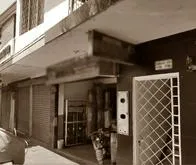 Niña de 2 años murió en un hostal, tenía signos de violencia e investigan a su padrastro