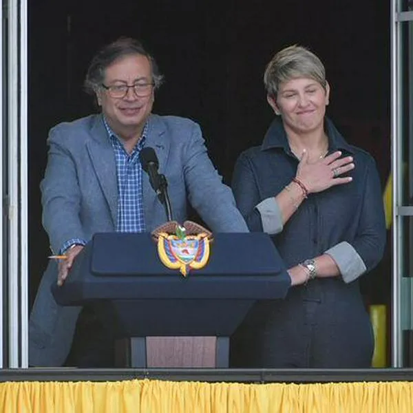 El presidente Gustavo Petro, en el balcón de la Casa de Nariño junto a la primera dama, Verónica Alcocer.