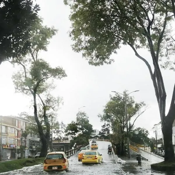 Caos en Bogotá por aguacero que causó accidentes de tránsito en varias vías de la ciudad. Se reportan largos trancones por calles encharcadas. 