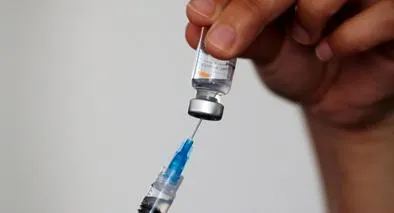 El laboratorio chino Sinovac suspendió la producción de vacunas contra el COVID-19, según informaron varios medios europeos. 