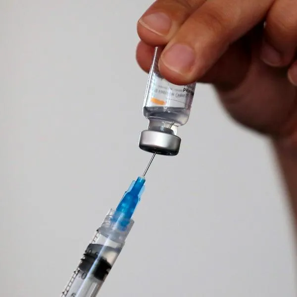 El laboratorio chino Sinovac suspendió la producción de vacunas contra el COVID-19, según informaron varios medios europeos. 