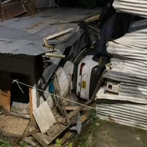 Accidente de tránsito en Ibagué: 2 heridos por camioneta que cayó sobre casas