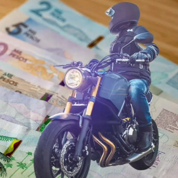 Foto de billetes colombianos y una moto, a propósito de estafa a un ciudadano en Bogotá