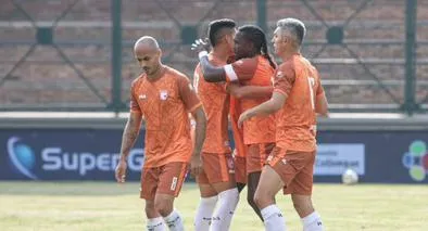 Santa Fe cerraría el mercado de fichajes con la incorporación de un defensa central, pero depende de que encuentren equipo a Iván Scarpeta.