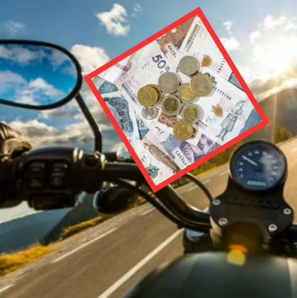 Foto de moto y billetes colombianos, por estafa con vehículos en Colombia