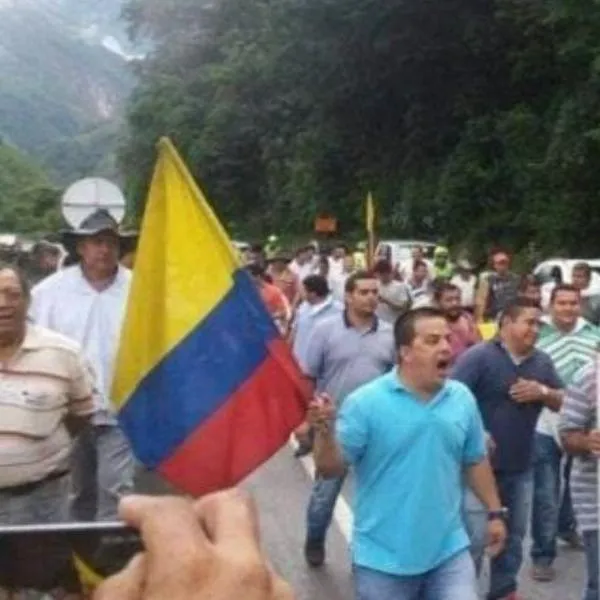 Foto de protestas en Monterredondo (Cundinamarca), en nota de cierre en la vía al Llano desde Bogotá: en qué zona es y por qué está bloqueado