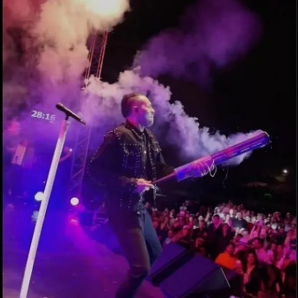 “Puedes ocasionar un accidente”: siguen las críticas a Diego Daza por el uso de bazuca de pólvora en sus conciertos
