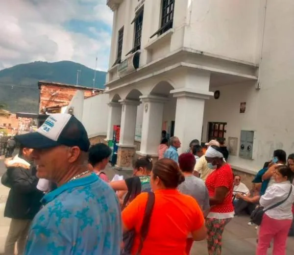 En San Antonio de Prado, decenas de personas hicieron fila para una falsa exención del impuesto predial