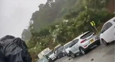 Momento en que un alud sepulta a varias personas entre Medellín y Quibdó.