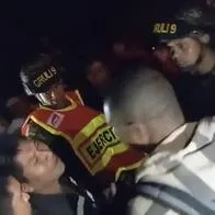 Momento en que socorristas discuten con personas que querían cobrar peaje para permitirles ayudar en derrumbe en Chocó.