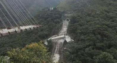 Foto de puente Chirajara derrumbado a propósito de nueva construcción lista