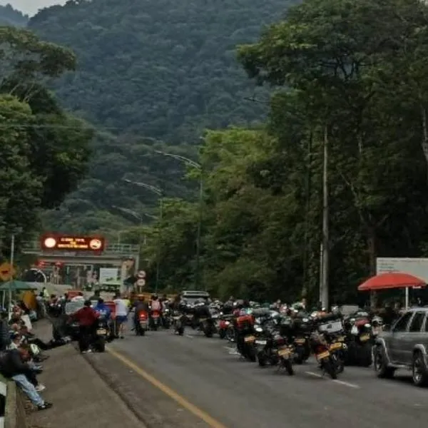 Cerrado el paso en la vía que conecta a Bogotá con Villavicencio por protestas