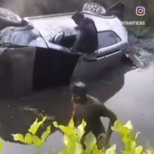 Accidente de tránsito Valledupar: carro quedó destrozado y jóvenes se salvaron