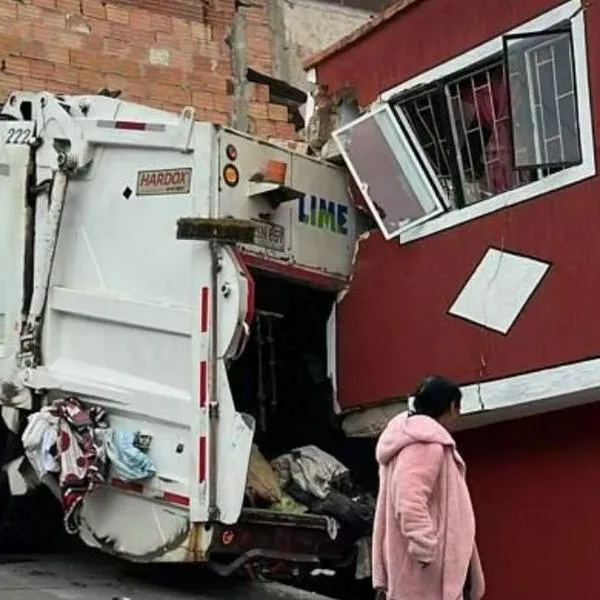 Noticias Bogotá hoy: camión de la basura se estrelló con una casa en el barrio Lucero, de la localidad de Ciudad Bolívar. No hay heridos.