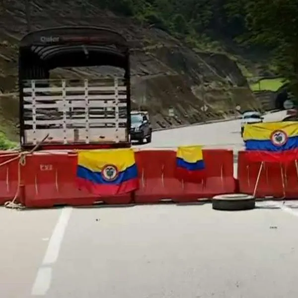 Foto de bloqueo en Cundinamarca, en nota de cierre en vía al Llano desde Bogotá tiene a conductores trancados más de 12 horas