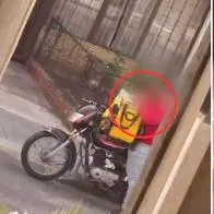 Video | Domiciliario habría sido captado comiéndose los pedidos antes de entregarlos
