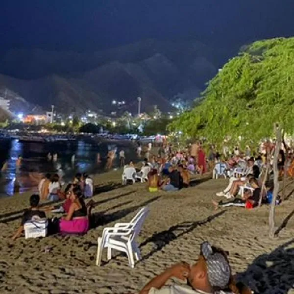 Turistas pagaron cuenta en playa de Santa Marta, que en Cartagena saldría por un ojo de la cara.