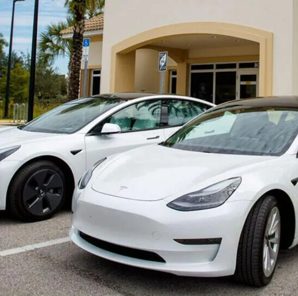 Hertz, empresa dedicada al alquiler de vehículos, decidió poner en venta 20.000 carros eléctricos para reemplazarlos por modelos a gasolina.