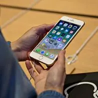 Persona con celular. En relación con que algunos iPhone dejará de funcionar el sistema operativo iOS