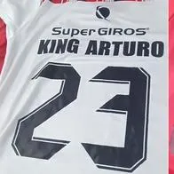 Negocio de camisetas sacó prendas de América marcadas con nombre de Arturo Vidal, que no ha sido contratado: video
