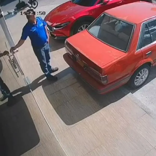 Empleado se salvó de que le cayera un plafón encima; se movió segundos antes.