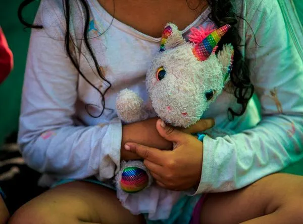 “Nos toca dormir en carpa porque no podemos pagar una habitación”: familia migrante que llegó a Medellín