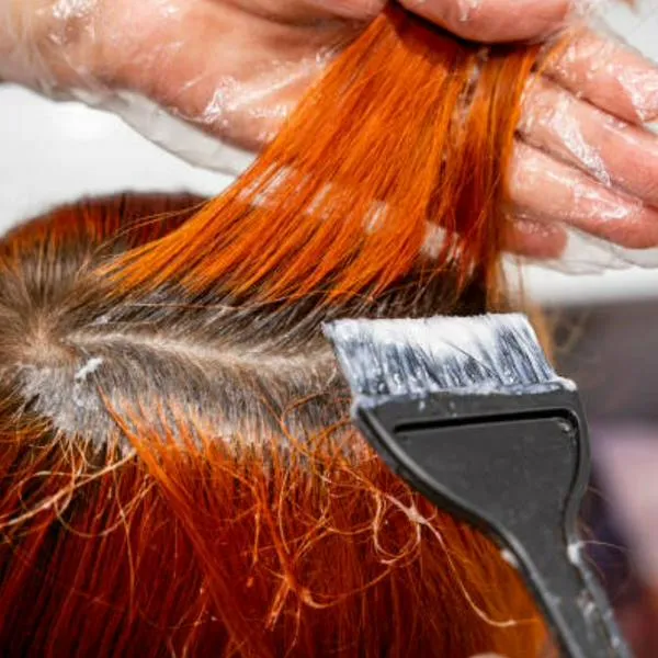 Decolorar el cabello puede ser algo prejudicial para el cuero cabelludo, pero hay consejos que pueden mitigar el daño en medio del proceso.