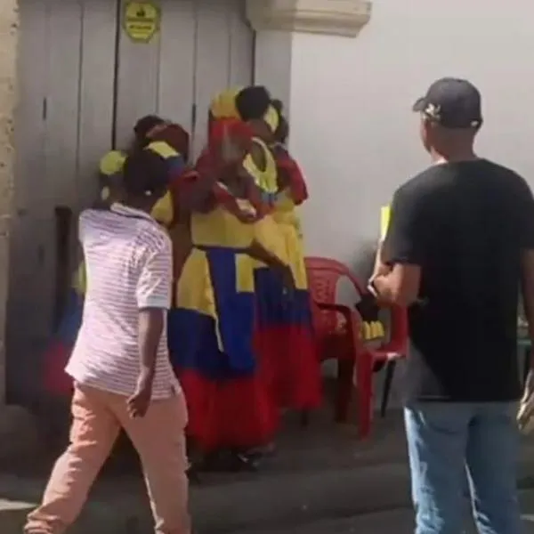 Momento en el que unas palenqueras en Cartagena pelean en el centro histórico, al parecer, por atender a un turista