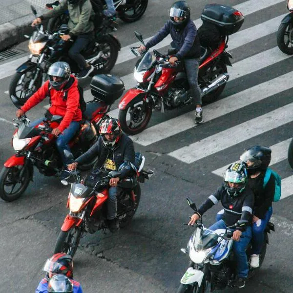 La Alcaldía de Bogotá no descarta decretar la restricción al parrillero hombre en moto, según explicó el secretario de Seguridad, César Restrepo.