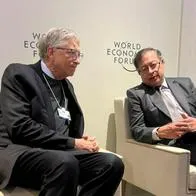 El presidente Gustavo Petro chicaneó foto con Bill Gates y hasta lo puso a hablar de inteligencia artificial. El mandatario se encontró con él en Suiza. 