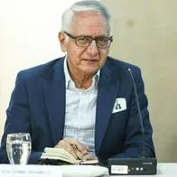 Guillermo Jaramillo, ministro de Salud, salió corriendo de entrevista en vivo en Caracol Radio por las preguntas que le estaban haciendo. Pidió respeto.