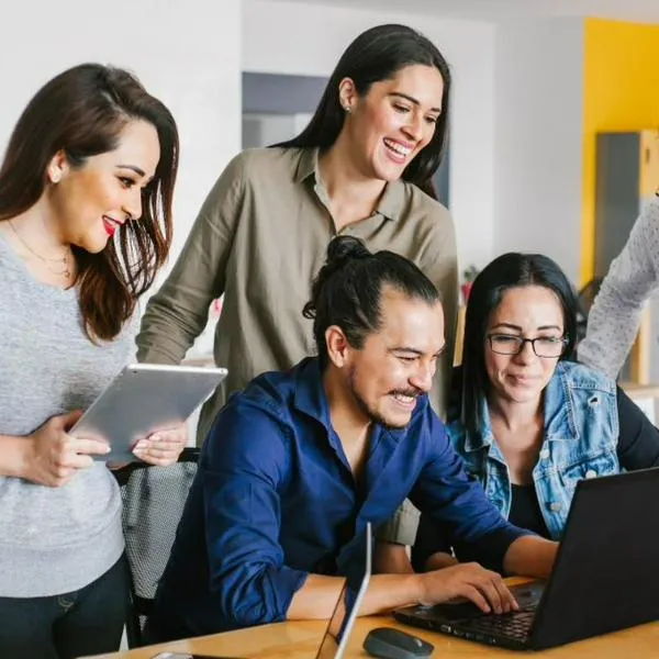 foto de trabajadores por ofertas de empleo en España en 2024