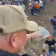 El supuesto empresario que lanzó billetes al ruedo en las Corralejas de Sincelejo