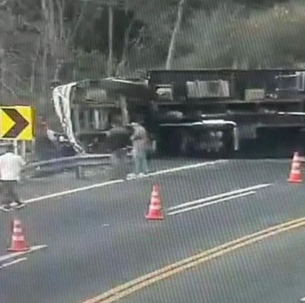 Coviandina, operador de la vía al Llano, divulgó el video del accidente que tuvo un camión de carga y que afectó la movilidad del corredor.