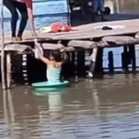 Niña arriesgó su vida al cruzar la ciénaga grande de Santa Marta en un balde