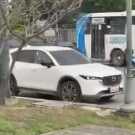 Foto de carro en el que fue asesinado fiscal que investigaba ataques de bandas criminales en Guayaquil