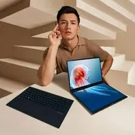 Foto de Zenbook DUO (2024) UX8406, en nota de que laptop ASUS con doble pantalla táctil, cuatro modos de uso y teclado recargable