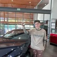 Así fue el momento en el que un tiktoker compró un carro en México pagando con monedas llenas de una carretilla