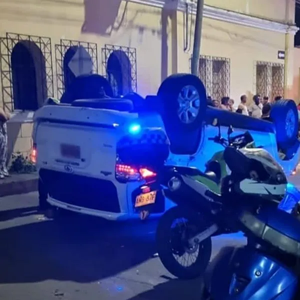Alcalde de Palmira se chocó contra un taxi y terminó con vehículo volcado