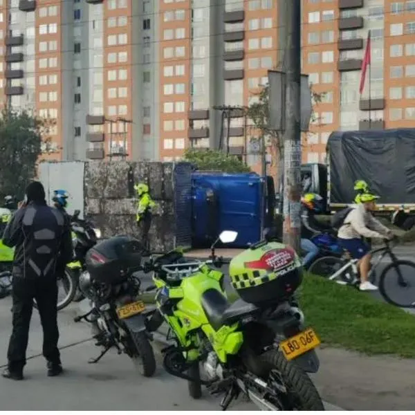 Accidente de tránsito en Fontibón, Bogotá hoy: camión se volcó en la calle 13 con carrera 116. Hasta el momento no hay heridos, pero si trancón.