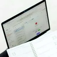 Foto de persona frente a computador, en nota de cómo cambiar número celular en Google y Gmail y cómo eliminar el anterior: paso a paso