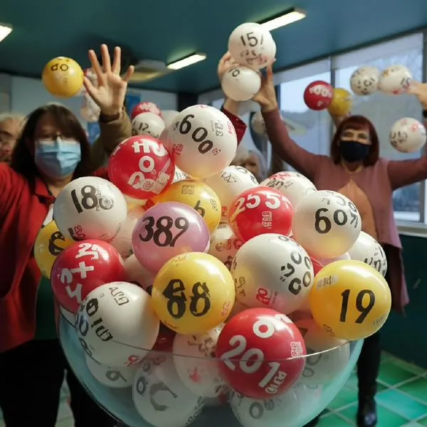 Números de lotería y personas celebrando, en nota sobre formas para ganar con la Lotería de Bogotá