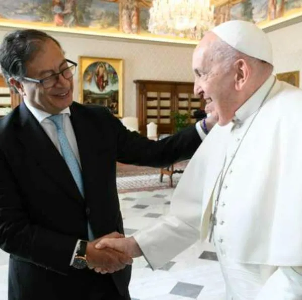 Gustavo Petro se reunió con el papa Francisco en El Vaticano, le habló de "paz total" y de violencia en Colombia. Fue por 40 minutos. 