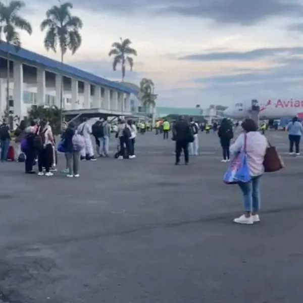Temblor en Colombia hoy: pasajeros de aeropuerto de Armenia fueron evacuados. Todos estaban reunidos en la pista de la terminal aérea. 