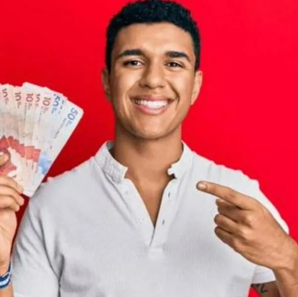 Foto de persona con dinero, por pago de cesantías en Colombia 2024