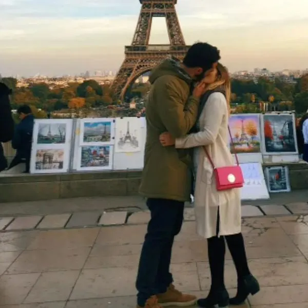 Viajera rusa pide besos a hombres para tener un recuerdo de lugares que visita
